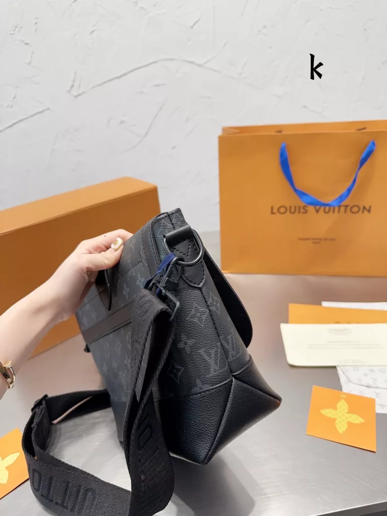 Men's bag share 0LouisVuitton shoulder bag