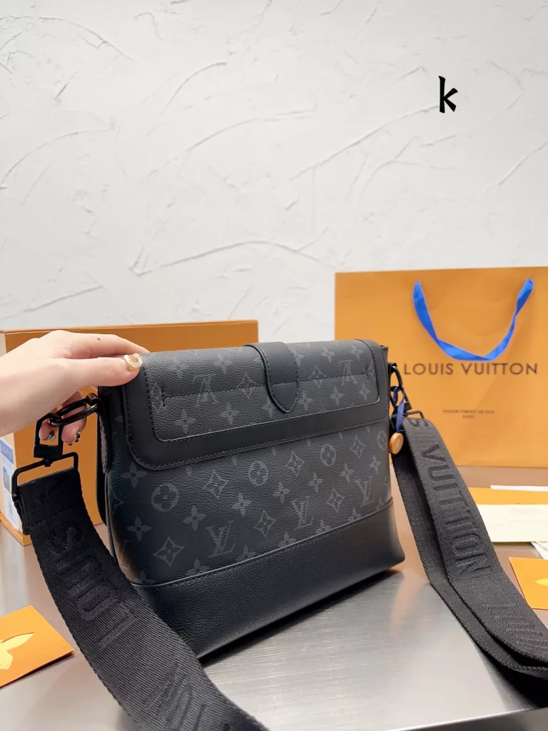 Men's bag share 0LouisVuitton shoulder bag