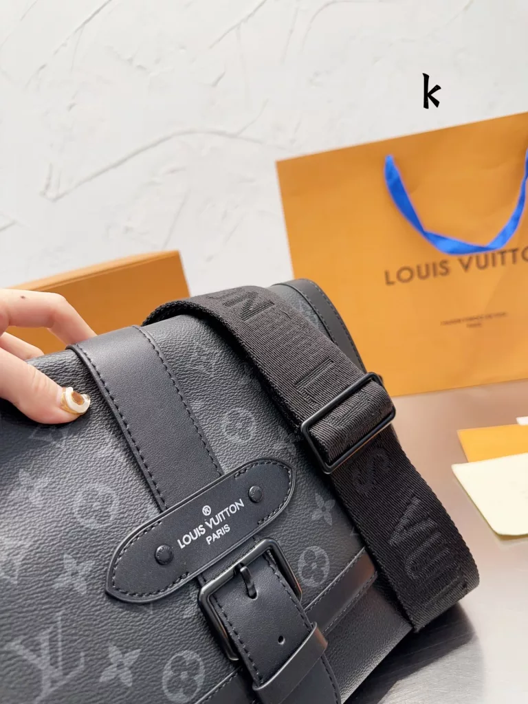 Men's bag share 0LouisVuitton shoulder bag