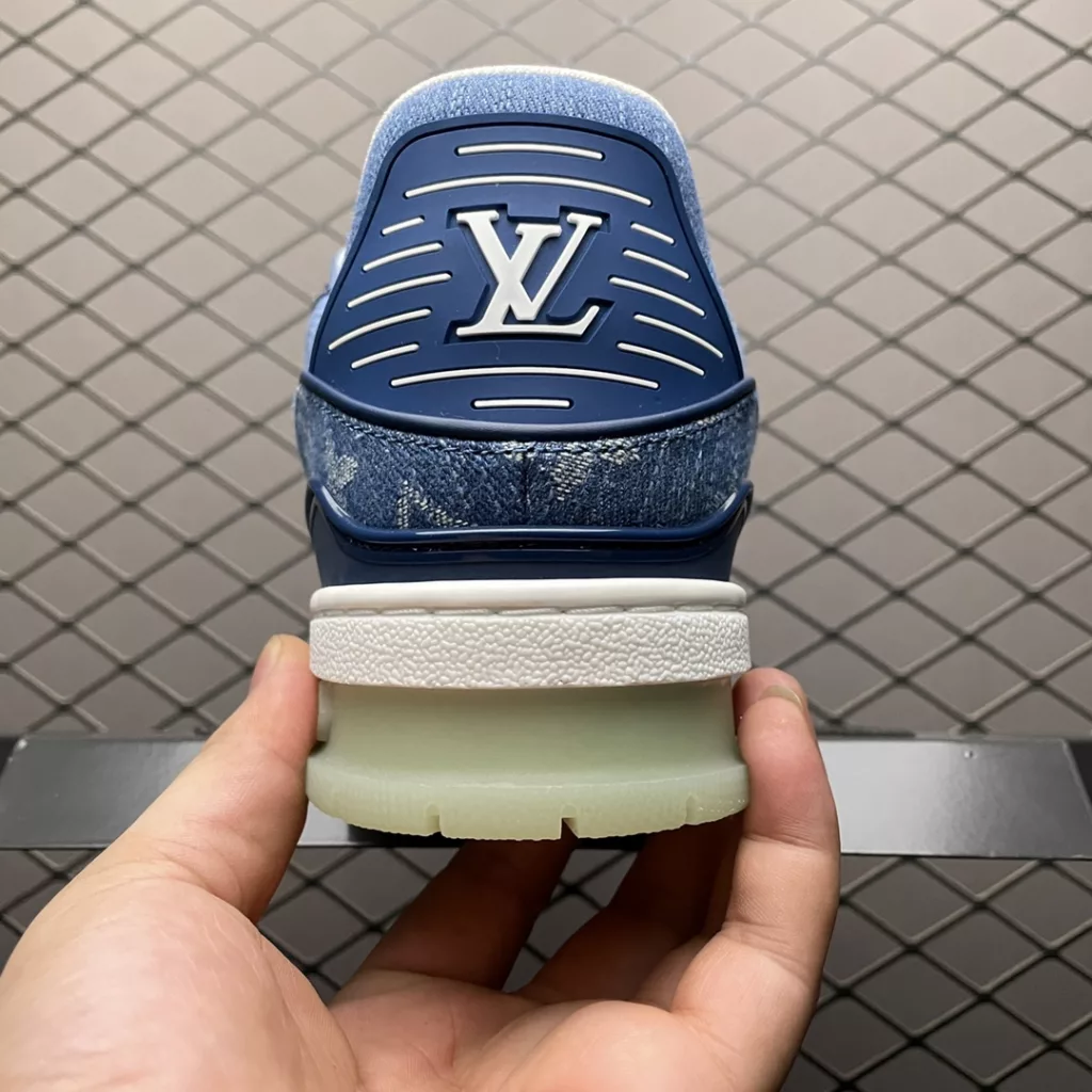 Louis Vuitton LV Trainer low-top casual board shoes denim five colors new version of the original version purchased after two months of debugging and development to create ZP level full set of packaging perfect last type correct denim upper pattern and pattern alignment correct card color outsole TPU mold fee 2W + cushioned foot polymeter micro material plus breathable British mesh Please note the distinction between the market currency size: 38 39 40 41 42 43 44 45