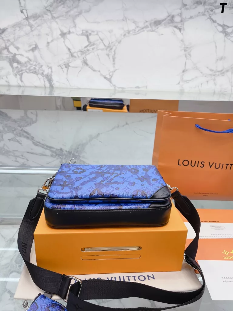 LV - Louis Vuitton] buy one get three three in one 😄 Couple models men and women with the same camera bag is much loved has a long history of gorgeous feeling bursting Show exquisite is very temperament like LV - LouisVuitton's durable and timeless quality compared to the original replica high quality lining perfect storage along with items a hundred prefer this versatile atmospheric style with folding gift box size 26 20cm