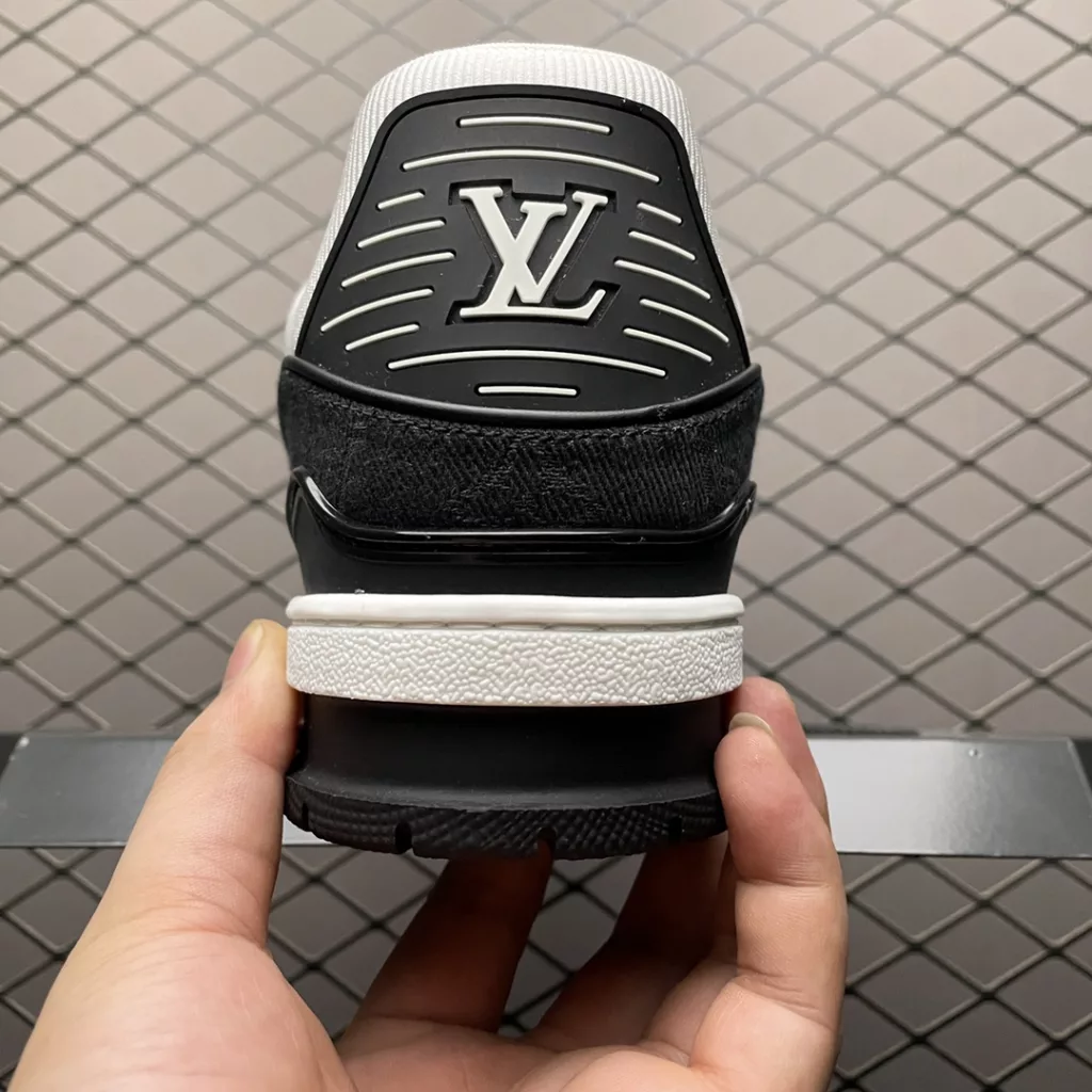 Louis Vuitton LV Trainer low-top casual board shoes denim five colors new version of the original version purchased after two months of debugging and development to create ZP level full set of packaging perfect last type correct denim upper pattern and pattern alignment correct card color outsole TPU mold fee 2W + cushioned foot polymeter micro material plus breathable British mesh Please note the distinction between the market currency size: 38 39 40 41 42 43 44 45