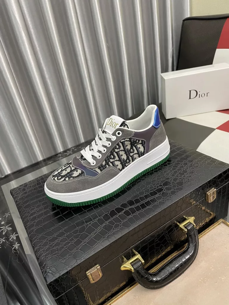 [DIOR] Dior 🆕 new casual sneakers are classic items, the upper is made of top layer cowhide ➕ original sheepskin lining. Textured white treads on the original cloth at the top of the collar and a matching rubber outsole. It embodies one of the hallmark features of the D family. Exquisite style, size: 38--44