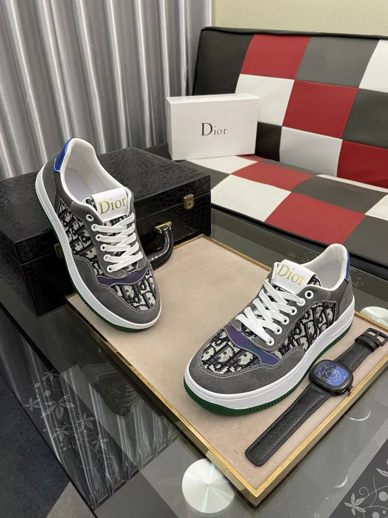 [DIOR] Dior 🆕 new casual sneakers are classic items, the upper is made of top layer cowhide ➕ original sheepskin lining. Textured white treads on the original cloth at the top of the collar and a matching rubber outsole. It embodies one of the hallmark features of the D family. Exquisite style, size: 38--44