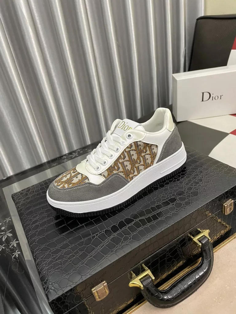 [DIOR] Dior 🆕 new casual sneakers are classic items, the upper is made of top layer cowhide ➕ original sheepskin lining. Textured white treads on the original cloth at the top of the collar and a matching rubber outsole. It embodies one of the hallmark features of the D family. Exquisite style, size: 38--44