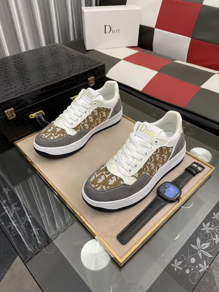 [DIOR] Dior 🆕 new casual sneakers are classic items, the upper is made of top layer cowhide ➕ original sheepskin lining. Textured white treads on the original cloth at the top of the collar and a matching rubber outsole. It embodies one of the hallmark features of the D family. Exquisite style, size: 38--44