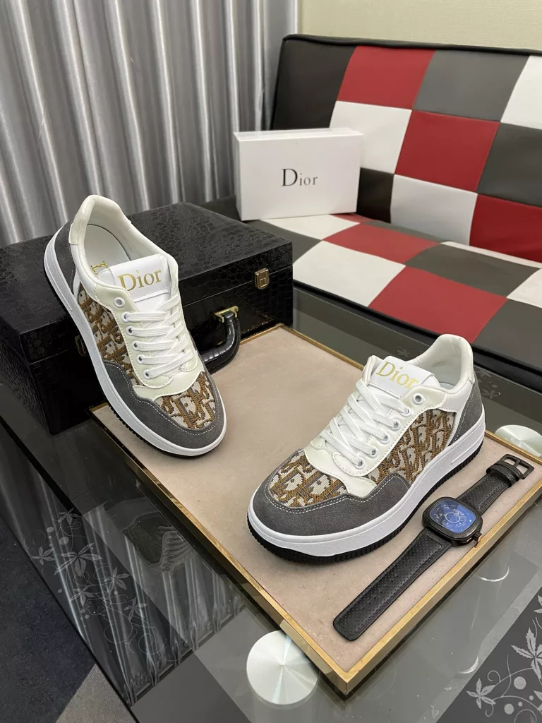 [DIOR] Dior 🆕 new casual sneakers are classic items, the upper is made of top layer cowhide ➕ original sheepskin lining. Textured white treads on the original cloth at the top of the collar and a matching rubber outsole. It embodies one of the hallmark features of the D family. Exquisite style, size: 38--44