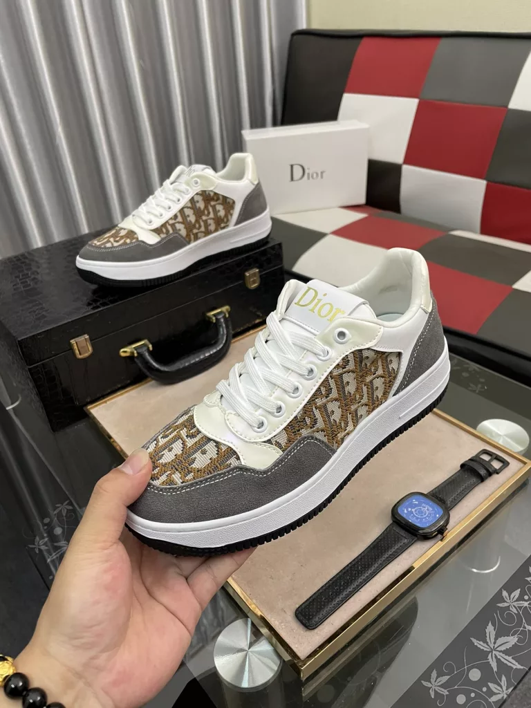 [DIOR] Dior 🆕 new casual sneakers are classic items, the upper is made of top layer cowhide ➕ original sheepskin lining. Textured white treads on the original cloth at the top of the collar and a matching rubber outsole. It embodies one of the hallmark features of the D family. Exquisite style, size: 38--44