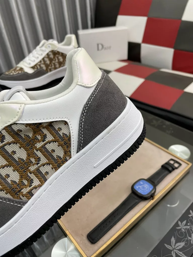 [DIOR] Dior 🆕 new casual sneakers are classic items, the upper is made of top layer cowhide ➕ original sheepskin lining. Textured white treads on the original cloth at the top of the collar and a matching rubber outsole. It embodies one of the hallmark features of the D family. Exquisite style, size: 38--44