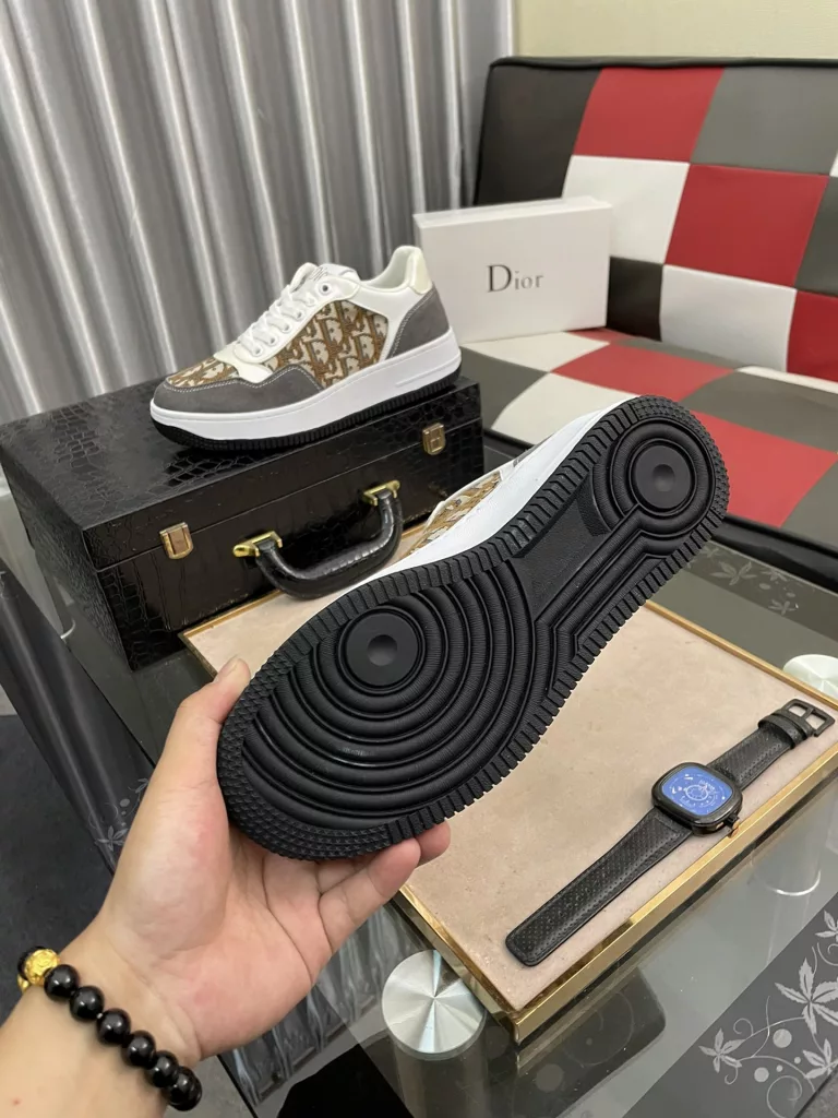 [DIOR] Dior 🆕 new casual sneakers are classic items, the upper is made of top layer cowhide ➕ original sheepskin lining. Textured white treads on the original cloth at the top of the collar and a matching rubber outsole. It embodies one of the hallmark features of the D family. Exquisite style, size: 38--44