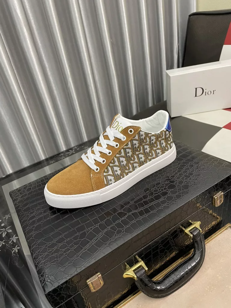 [DIOR] Dior 🆕 new casual sneakers are classic items, the upper is made of top layer cowhide ➕ original sheepskin lining. Textured white treads on the original cloth at the top of the collar and a matching rubber outsole. It embodies one of the hallmark features of the D family. Exquisite style, size: 38--44