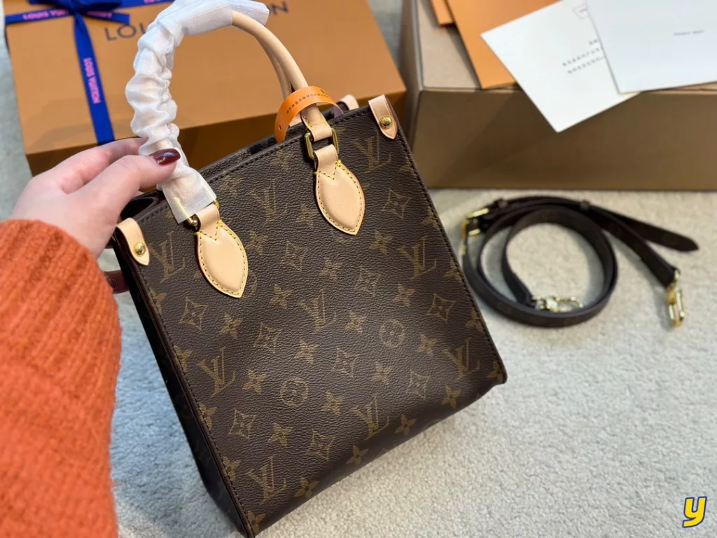 LV CARRYIT|There is an old-fashioned taste of the old flower of the light of the ghost has always wanted to enter - a LV item Louis Vuitton Louis Vuitton old flower tote