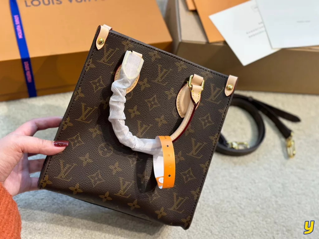 LV CARRYIT|There is an old-fashioned taste of the old flower of the light of the ghost has always wanted to enter - a LV item Louis Vuitton Louis Vuitton old flower tote