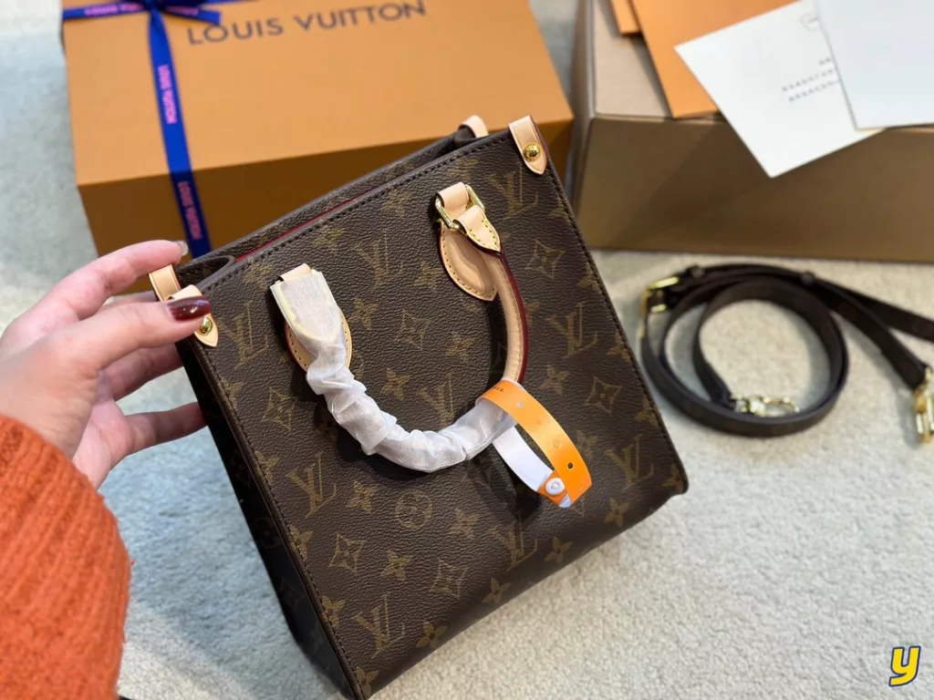 LV CARRYIT|There is an old-fashioned taste of the old flower of the light of the ghost has always wanted to enter - a LV item Louis Vuitton Louis Vuitton old flower tote