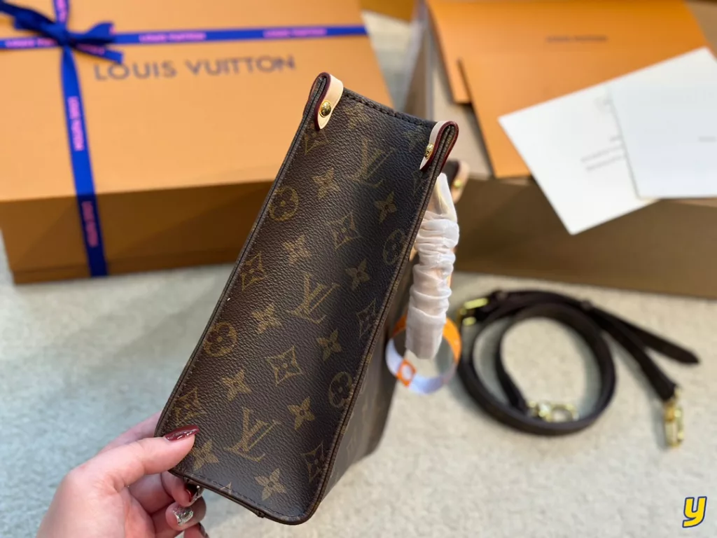 LV CARRYIT|There is an old-fashioned taste of the old flower of the light of the ghost has always wanted to enter - a LV item Louis Vuitton Louis Vuitton old flower tote