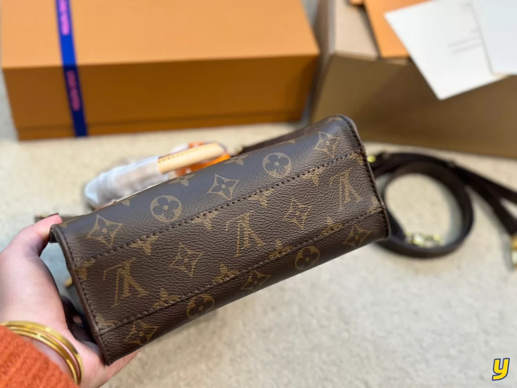 LV CARRYIT|There is an old-fashioned taste of the old flower of the light of the ghost has always wanted to enter - a LV item Louis Vuitton Louis Vuitton old flower tote