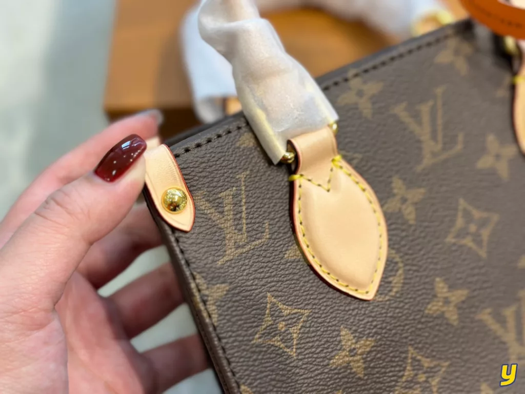 LV CARRYIT|There is an old-fashioned taste of the old flower of the light of the ghost has always wanted to enter - a LV item Louis Vuitton Louis Vuitton old flower tote