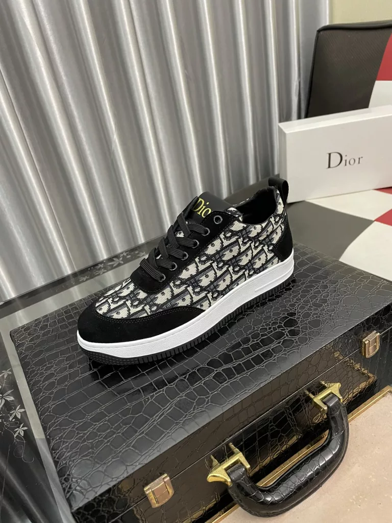 DIOR] Dior 🆕 new casual sneakers are classic items, the upper is made of top layer cowhide ➕ original sheepskin lining. Textured white treads on the original cloth at the top of the collar and a matching rubber outsole. It embodies one of the hallmark features of the D family. Exquisite style, size: 38--44