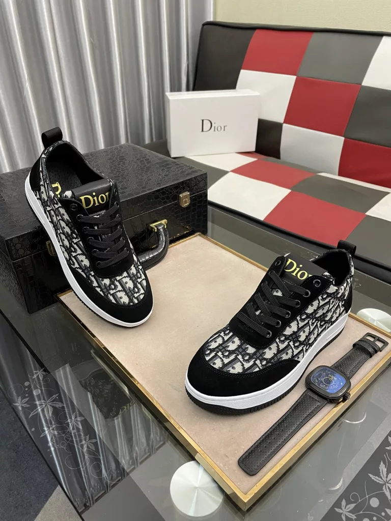 DIOR] Dior 🆕 new casual sneakers are classic items, the upper is made of top layer cowhide ➕ original sheepskin lining. Textured white treads on the original cloth at the top of the collar and a matching rubber outsole. It embodies one of the hallmark features of the D family. Exquisite style, size: 38--44