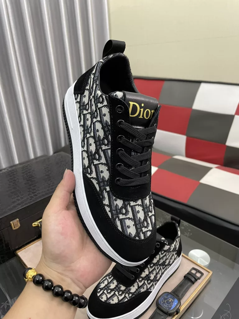 DIOR] Dior 🆕 new casual sneakers are classic items, the upper is made of top layer cowhide ➕ original sheepskin lining. Textured white treads on the original cloth at the top of the collar and a matching rubber outsole. It embodies one of the hallmark features of the D family. Exquisite style, size: 38--44