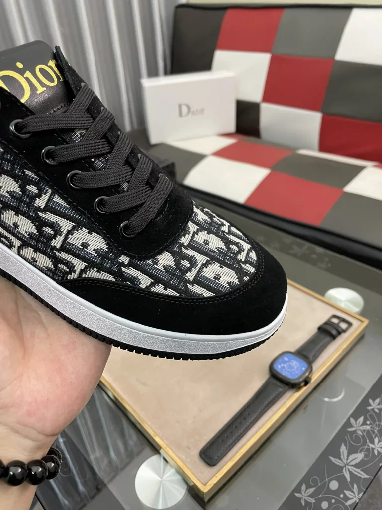 DIOR] Dior 🆕 new casual sneakers are classic items, the upper is made of top layer cowhide ➕ original sheepskin lining. Textured white treads on the original cloth at the top of the collar and a matching rubber outsole. It embodies one of the hallmark features of the D family. Exquisite style, size: 38--44