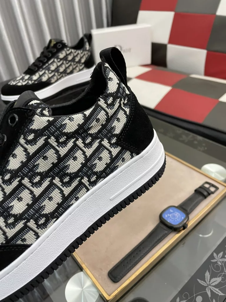 DIOR] Dior 🆕 new casual sneakers are classic items, the upper is made of top layer cowhide ➕ original sheepskin lining. Textured white treads on the original cloth at the top of the collar and a matching rubber outsole. It embodies one of the hallmark features of the D family. Exquisite style, size: 38--44