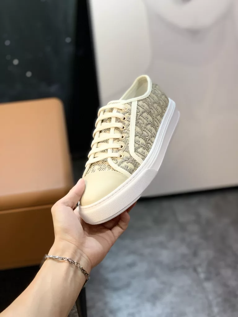 Dior counter casual shoes 👉👉 counter quality, 💕high-quality workmanship, 🔊The upper is made of imported original fabric, ☑️Comfortable and breathable inner, the original soft rubber outsole, casual fashion, high-end quality, size: 38-444⃣️ Color optional