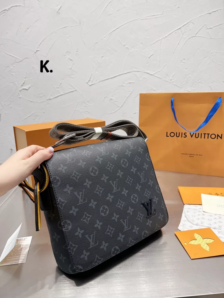 Men's bag share 0LouisVuitton shoulder bag