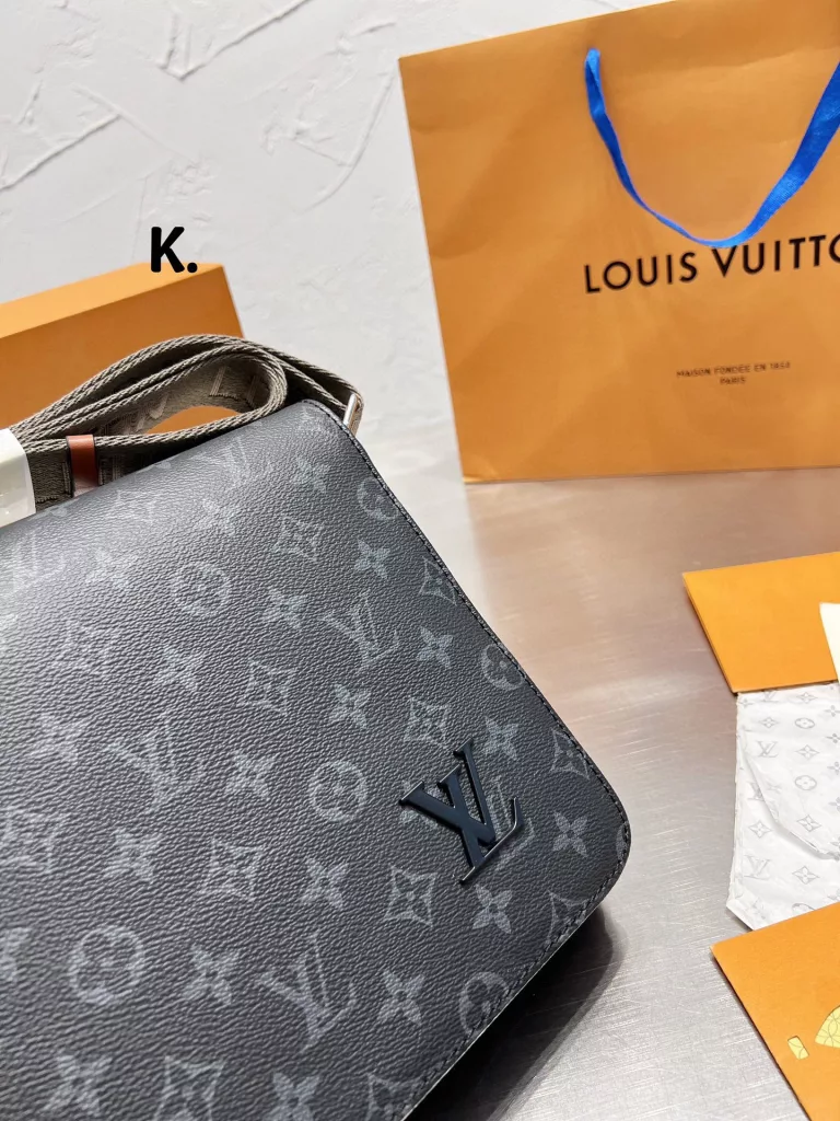 Men's bag share 0LouisVuitton shoulder bag