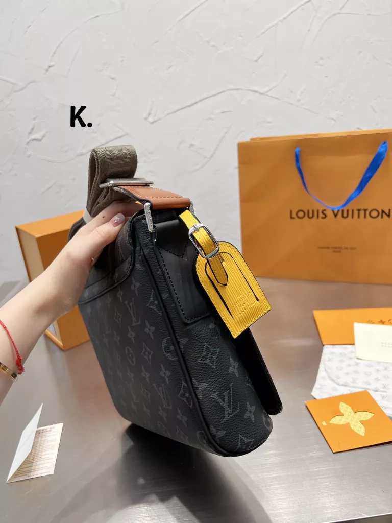 Men's bag share 0LouisVuitton shoulder bag