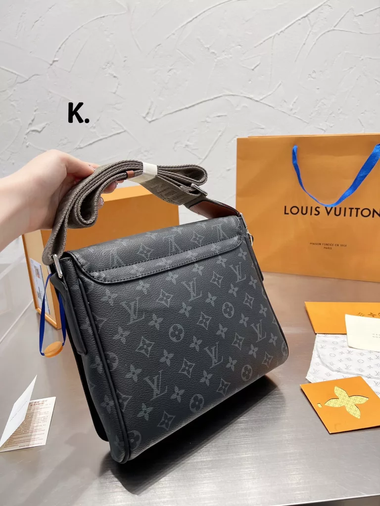 Men's bag share 0LouisVuitton shoulder bag