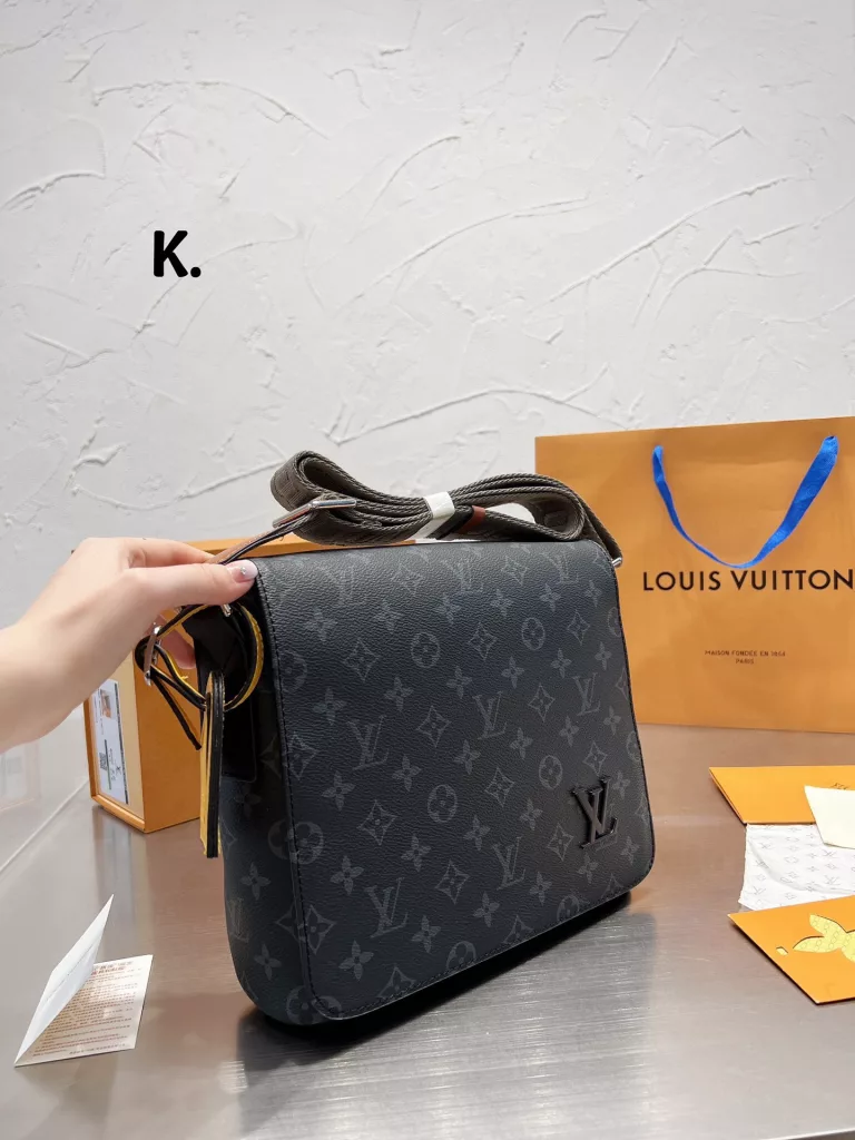 Men's bag share 0LouisVuitton shoulder bag