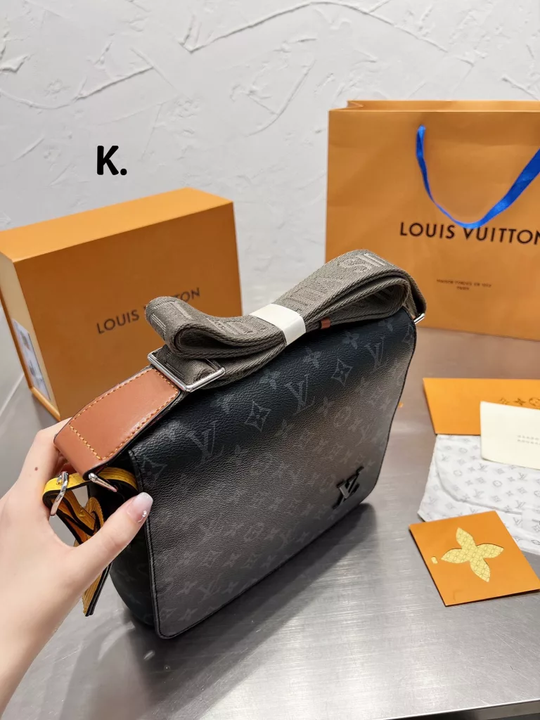 Men's bag share 0LouisVuitton shoulder bag