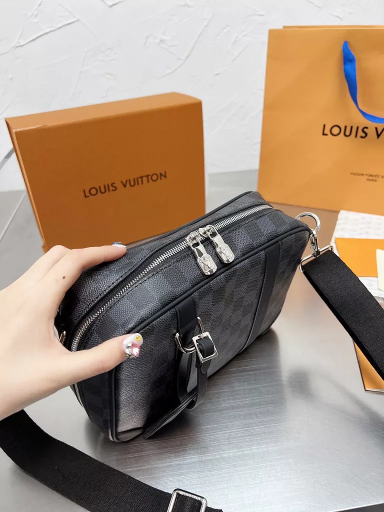 Men's bag share 0LouisVuitton shoulder bag