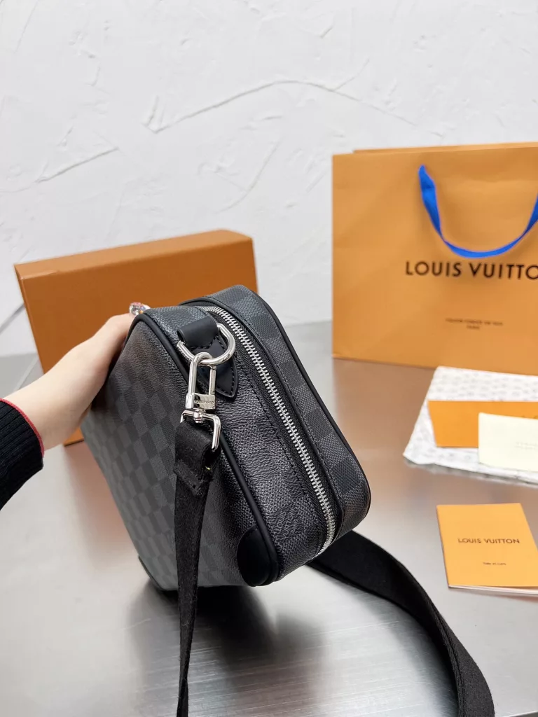 Men's bag share 0LouisVuitton shoulder bag