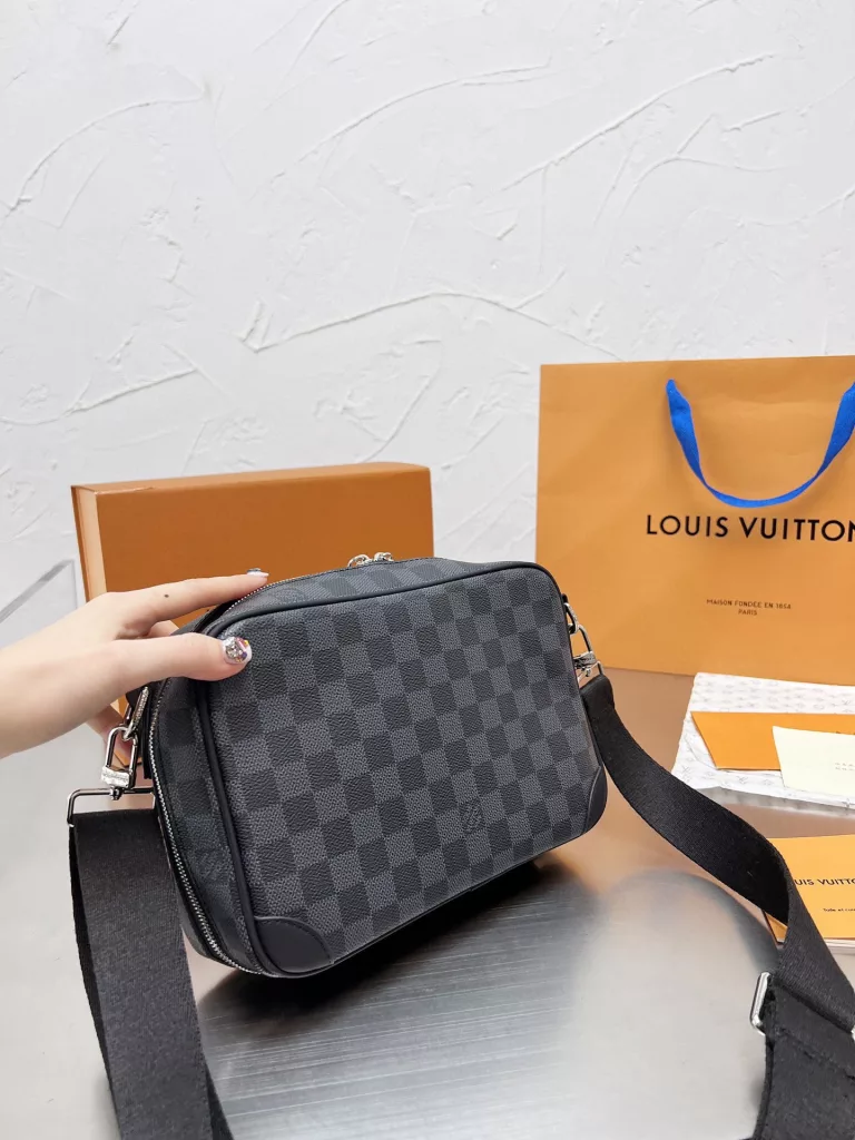 Men's bag share 0LouisVuitton shoulder bag