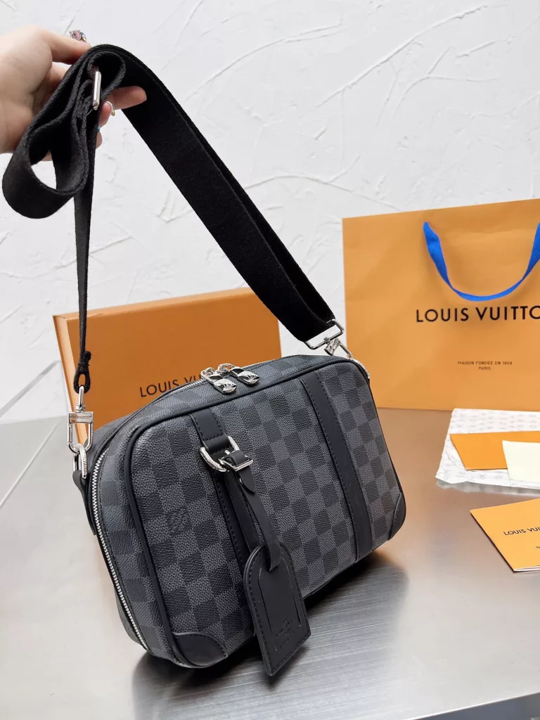 Men's bag share 0LouisVuitton shoulder bag