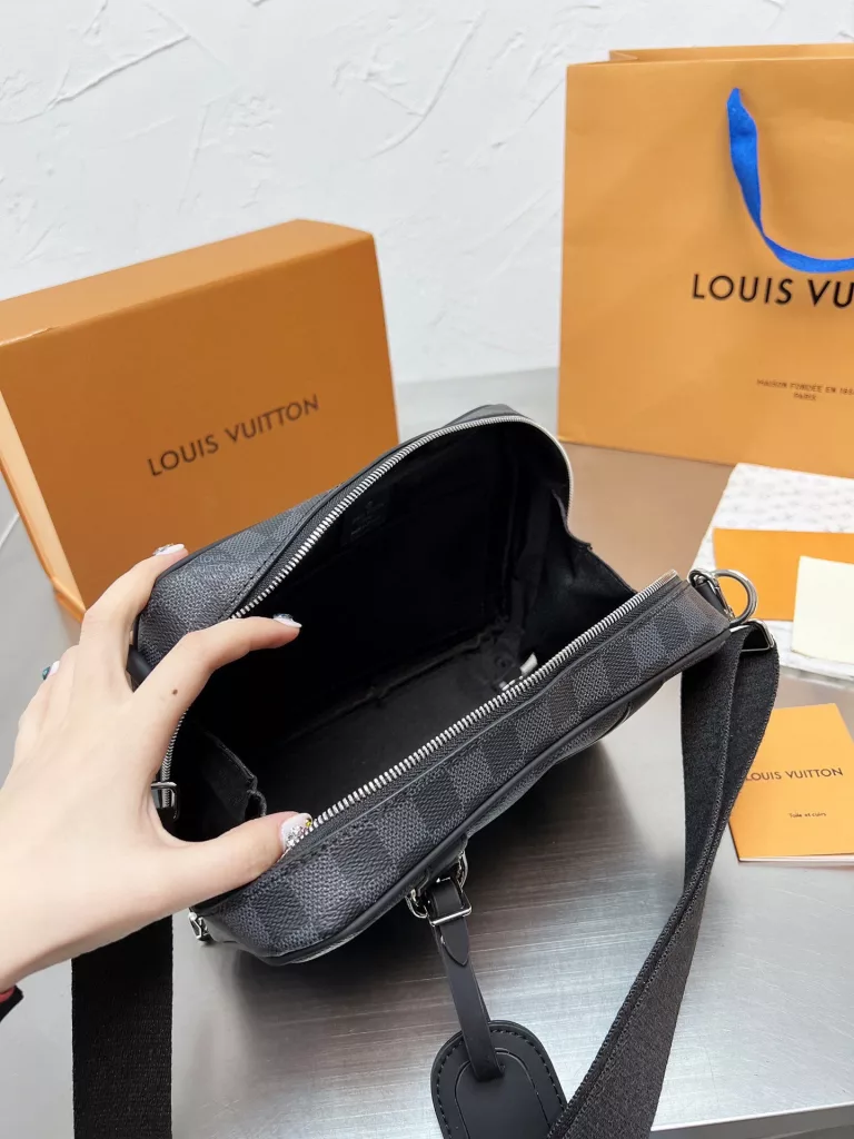 Men's bag share 0LouisVuitton shoulder bag