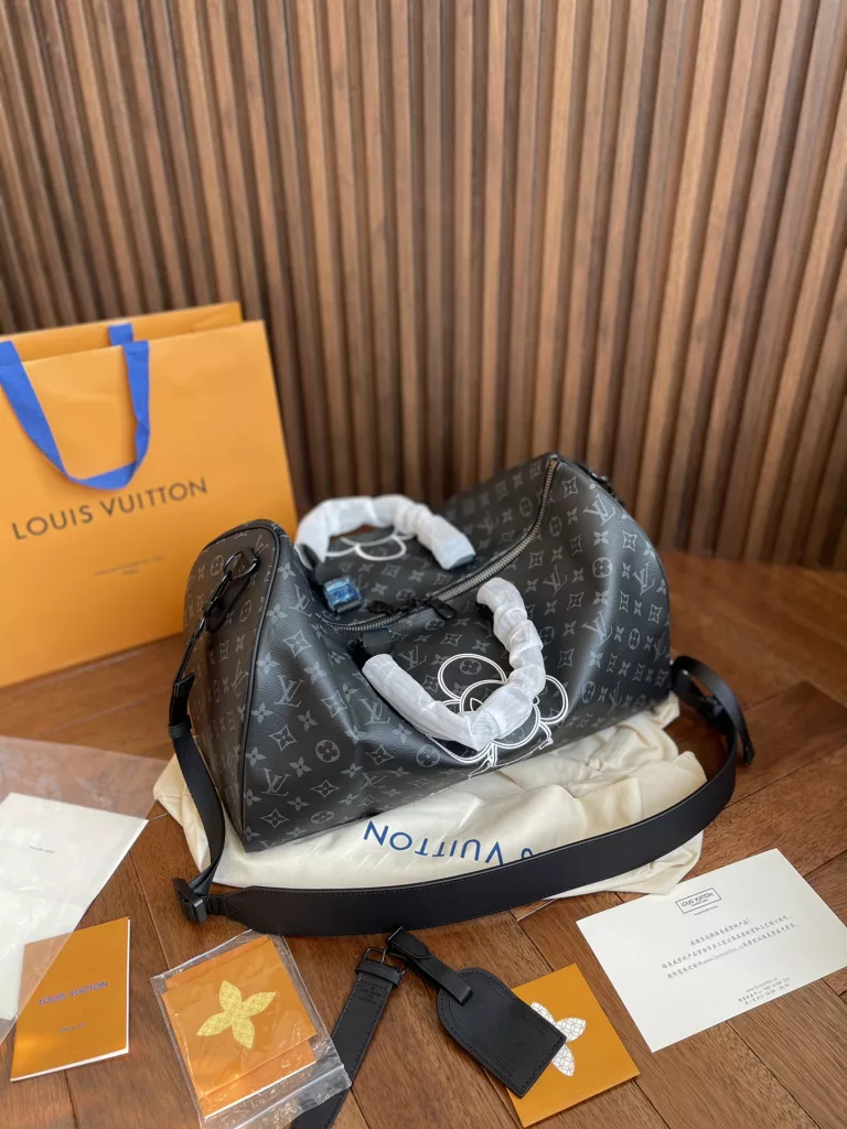 Super cool in LV Keepall old flower travel bag<br>LVKeepall one of the most commonly used bags for business trips<br>This is a super cool bag<br>Can do fitness bag, can also do travel bag<br>Capacity super sensational very practical!