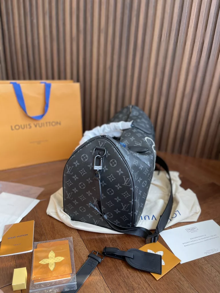 Super cool in LV Keepall old flower travel bag<br>LVKeepall one of the most commonly used bags for business trips<br>This is a super cool bag<br>Can do fitness bag, can also do travel bag<br>Capacity super sensational very practical!