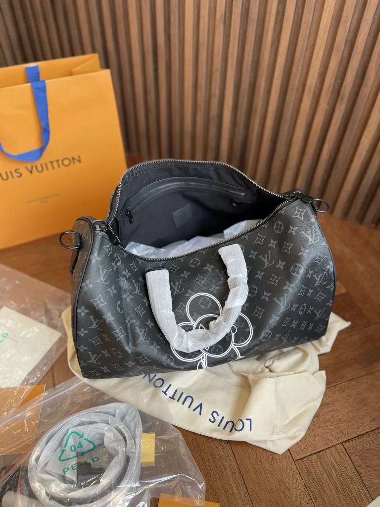 Super cool in LV Keepall old flower travel bag<br>LVKeepall one of the most commonly used bags for business trips<br>This is a super cool bag<br>Can do fitness bag, can also do travel bag<br>Capacity super sensational very practical!