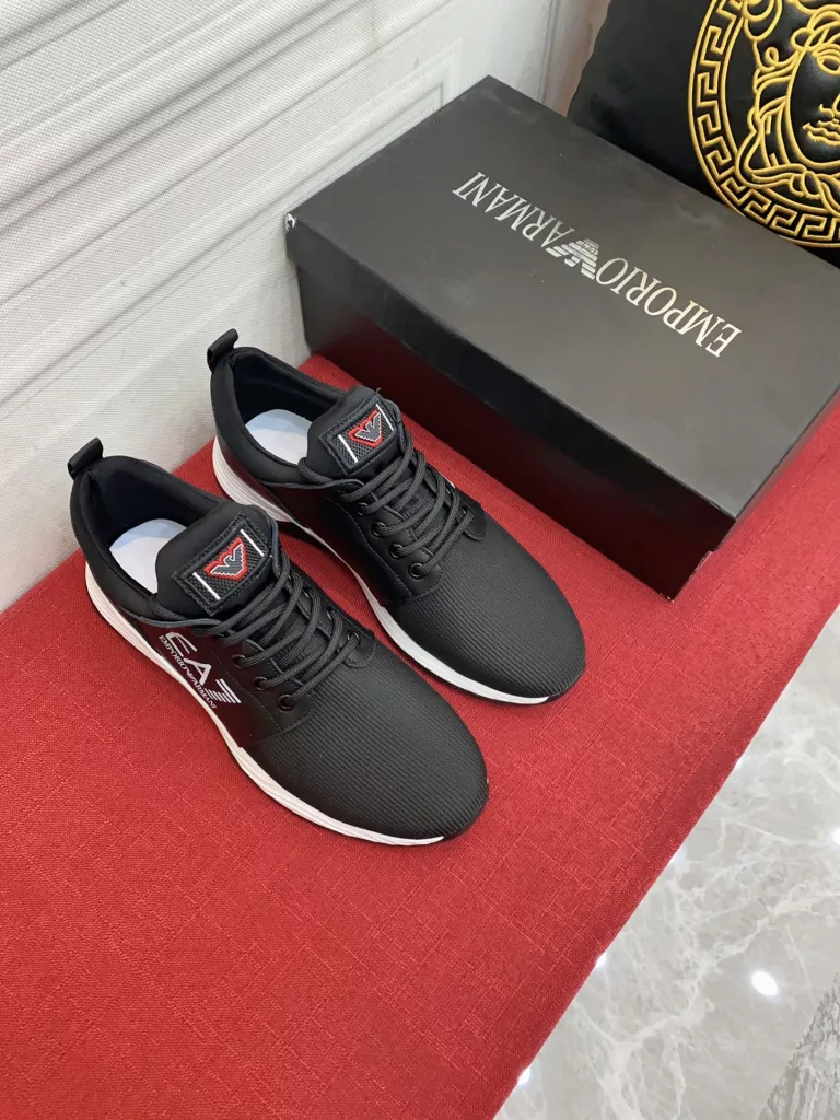 Armani The most 2021 new elaborate, detonate the whole scene! The international brand that continues to innovate This men's four-season casual shoes, the original version, the upper with fly-woven fabric , leather cushioned feet ➕ ultra-light anti-slip outsole, breathable and comfortable to speak of quality 👄Yong color: two colors yardage: 38-44