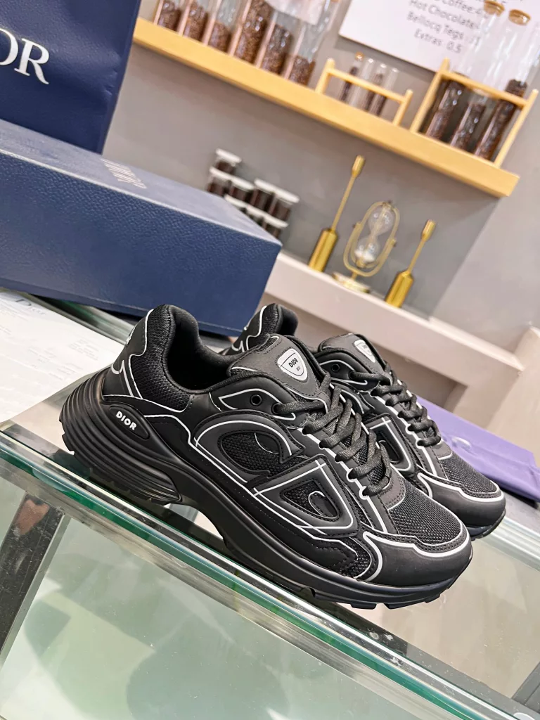 Dior's latest B30 series reflective sneakers for couples 👫 The official website is synchronously new and the color matching is complete<br>Size: 35-45