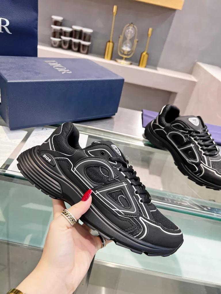 Dior's latest B30 series reflective sneakers for couples 👫 The official website is synchronously new and the color matching is complete<br>Size: 35-45