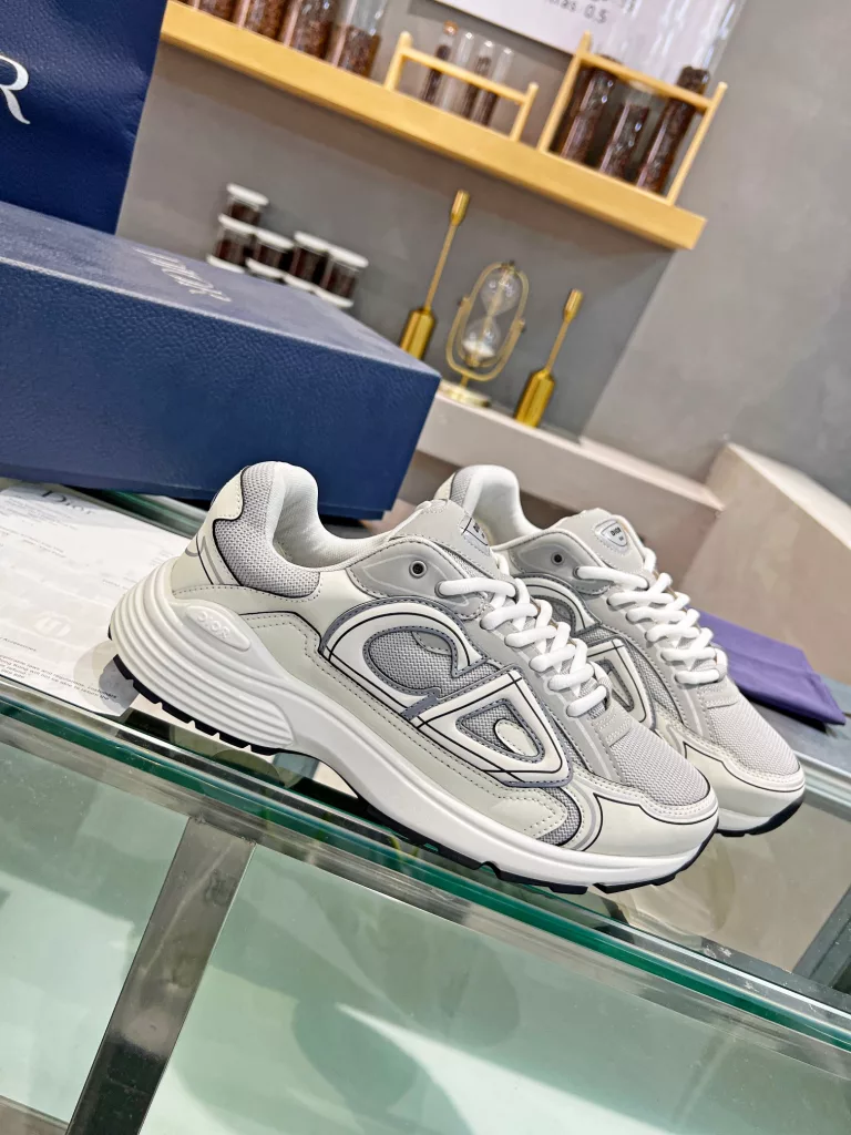 Dior's latest B30 series reflective sneakers for couples 👫 The official website is synchronously new and the color matching is complete<br>Size: 35-45