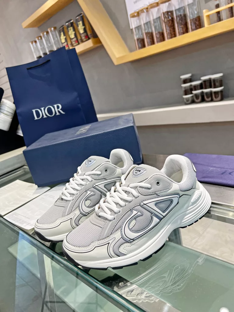 Dior's latest B30 series reflective sneakers for couples 👫 The official website is synchronously new and the color matching is complete<br>Size: 35-45