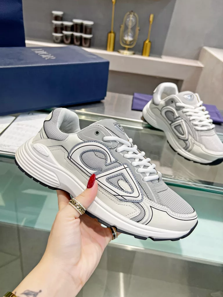 Dior's latest B30 series reflective sneakers for couples 👫 The official website is synchronously new and the color matching is complete<br>Size: 35-45