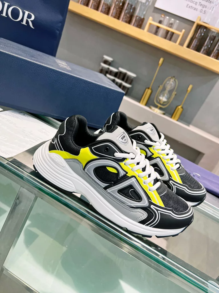 Dior's latest B30 series reflective sneakers for couples 👫 The official website is synchronously new and the color matching is complete<br>Size: 35-45