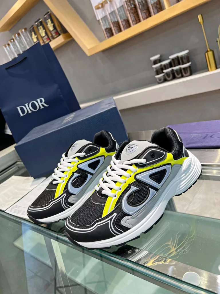 Dior's latest B30 series reflective sneakers for couples 👫 The official website is synchronously new and the color matching is complete<br>Size: 35-45