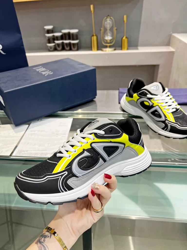 Dior's latest B30 series reflective sneakers for couples 👫 The official website is synchronously new and the color matching is complete<br>Size: 35-45